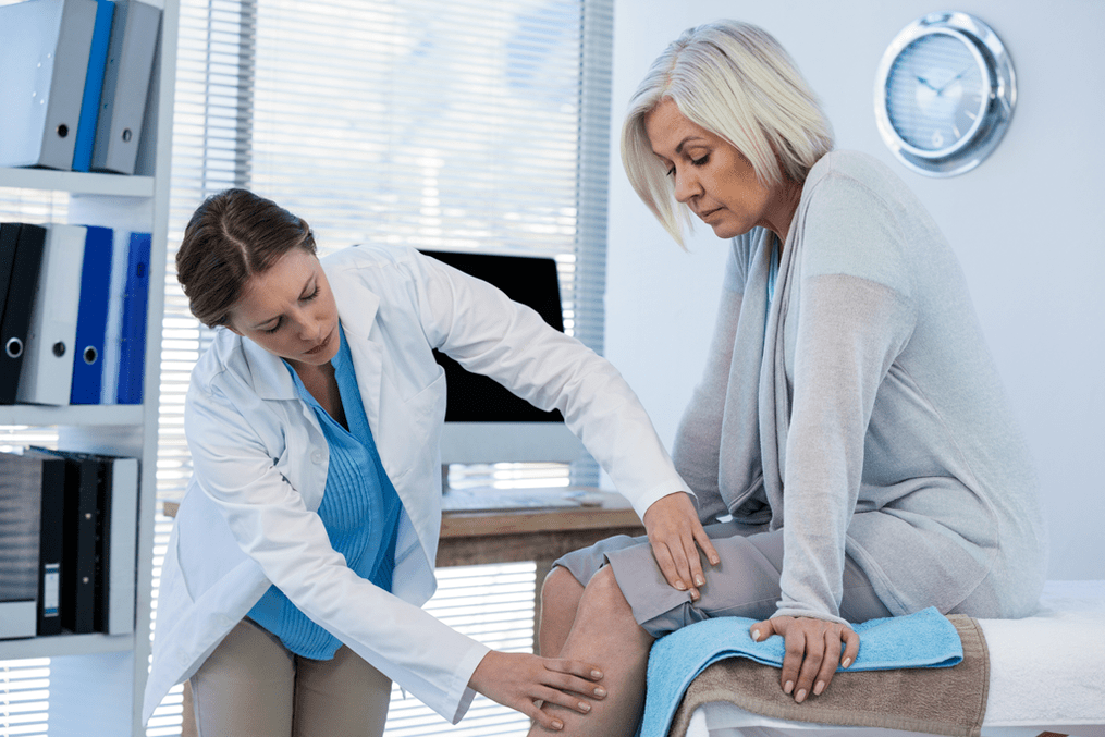 A patient with arthrosis in need of therapy is under the care of a doctor
