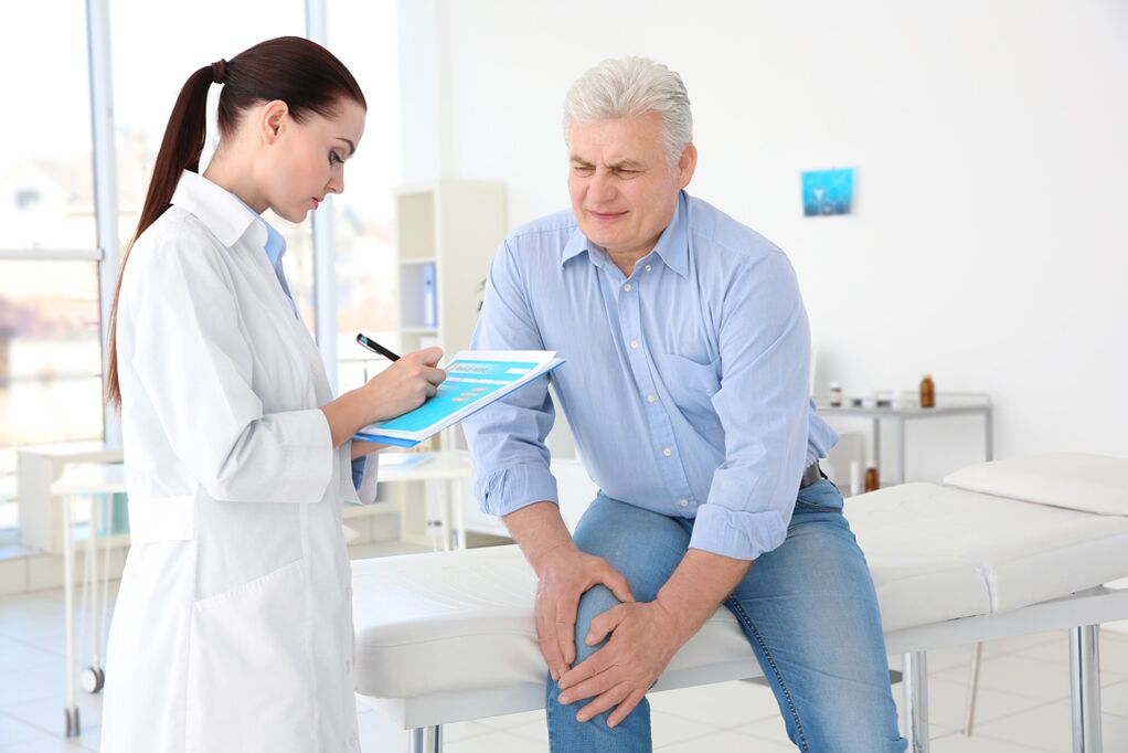 The doctor prescribes a course of treatment for arthrosis of the knee joint